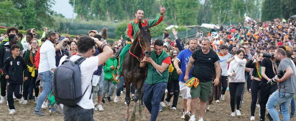 La festa rossoverde subito dopo l’arrivo trionfale di Gavino Sanna su Banzay