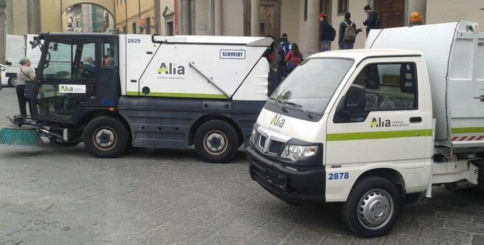 Alcuni mezzi di Alia in azione nel centro storico