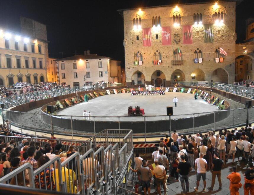 Una immagine della Giostra dell’Orso in piazza del Duomo