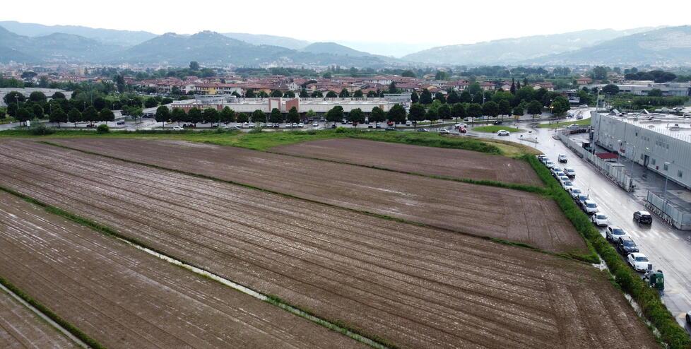 Nella foto con il drone di Innocenti il grande terreno dove sorgerà il parco delle rinnovabili nel comune di Massa e Cozzile