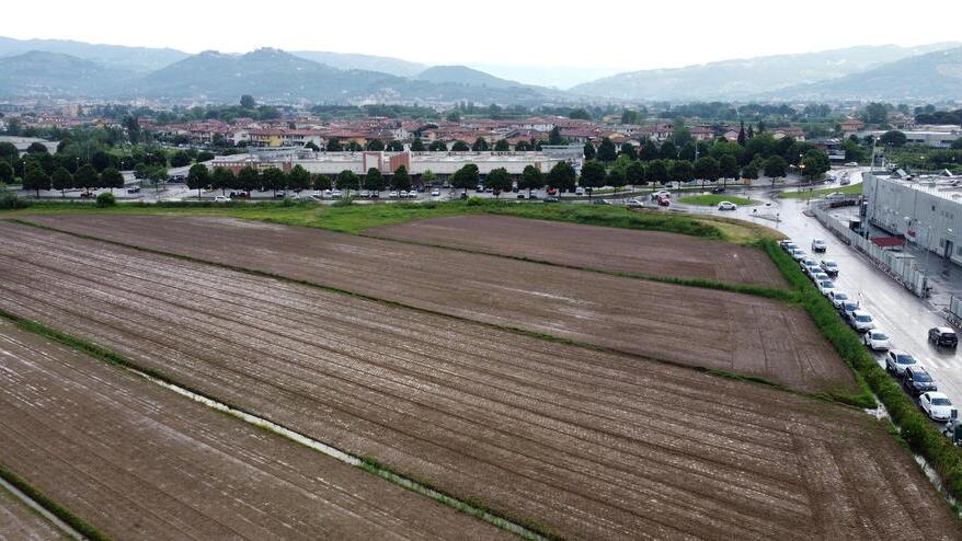 Nella foto con il drone di Innocenti il grande terreno dove sorgerà il parco delle rinnovabili nel comune di Massa e Cozzile