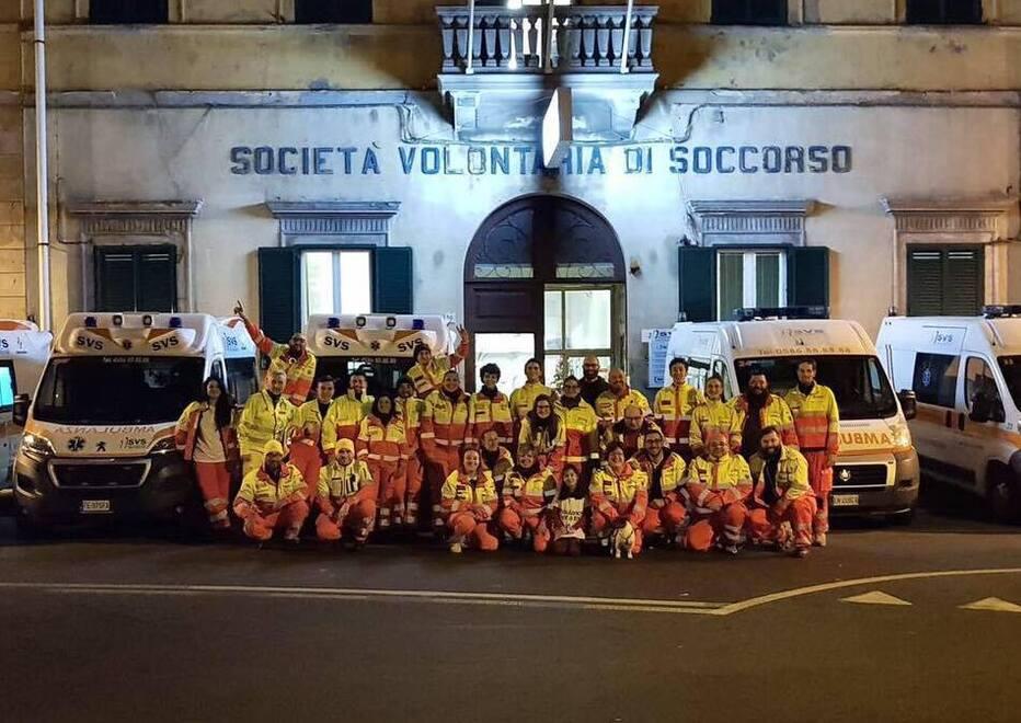 Alcuni dei volontari della Svs fuori dalla sede centrale di via San Giovanni (foto d’archivio)