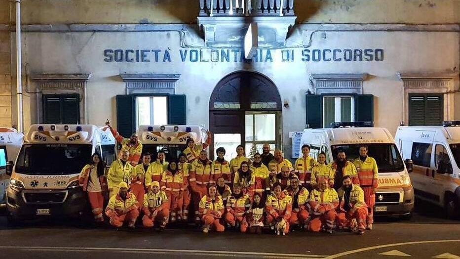 Alcuni dei volontari della Svs fuori dalla sede centrale di via San Giovanni (foto d’archivio)