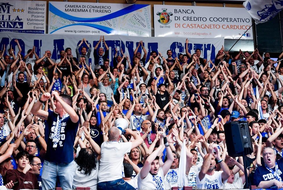 Gli applausi alla squadra a fine partita (foto Masini-Silvi)