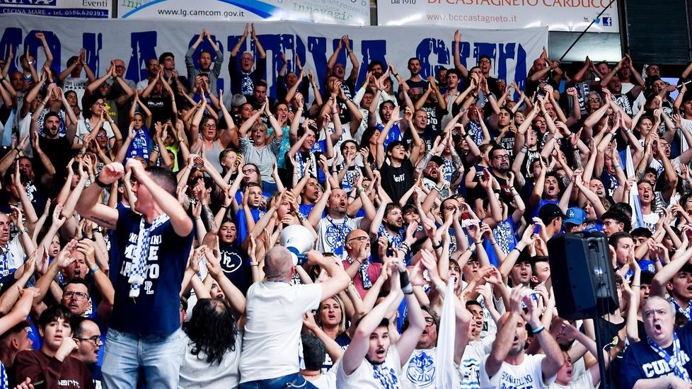 Gli applausi alla squadra a fine partita (foto Masini-Silvi)