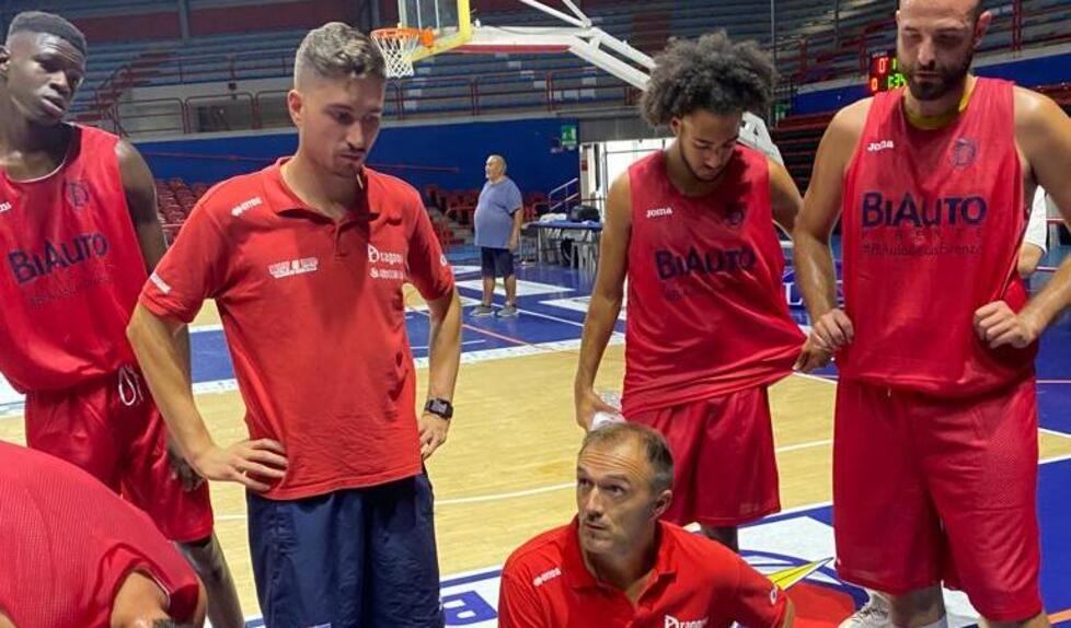 Il coach Pinelli dà la carica ai suoi ragazzi durante la prima partita per l’accesso