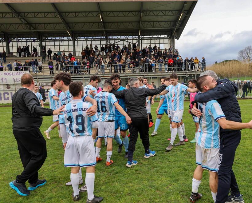 La festa del Montecatini per la promozione dopo la vittoria nel derby sulla Larcianese