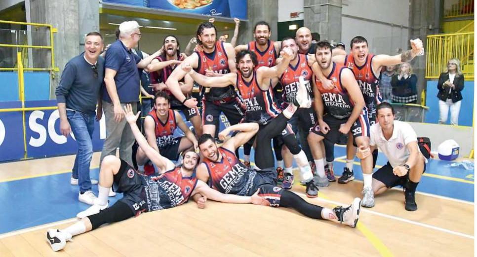 Una gioiosa foto di squadra dopo la vittoria in gara 4 contro Pavia al PalaTreves