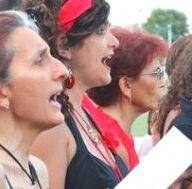 Un tappeto di papaveri rossi tra letture, musica e solidarietà