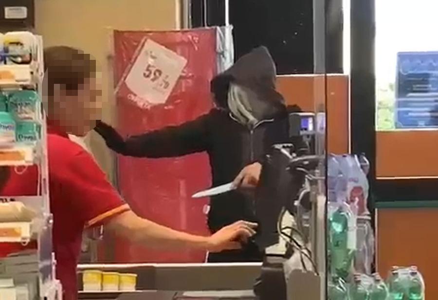 
	Il bandito che minaccia la cassiera

