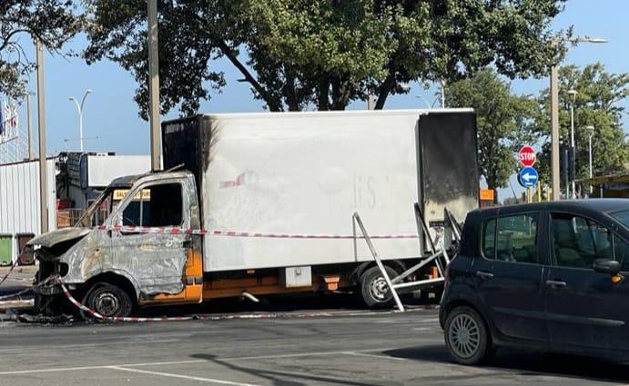 Cagliari, furgone a fuoco nei parcheggi davanti al Lido