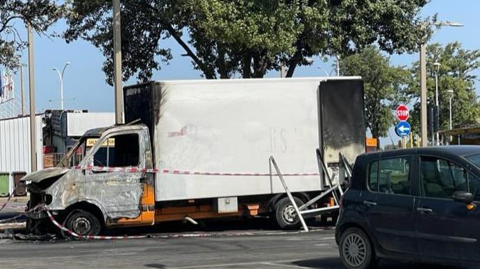 Cagliari, furgone a fuoco nei parcheggi davanti al Lido