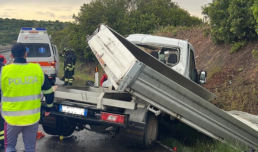 Fuori strada lungo la 131, muore il conducente di un furgone