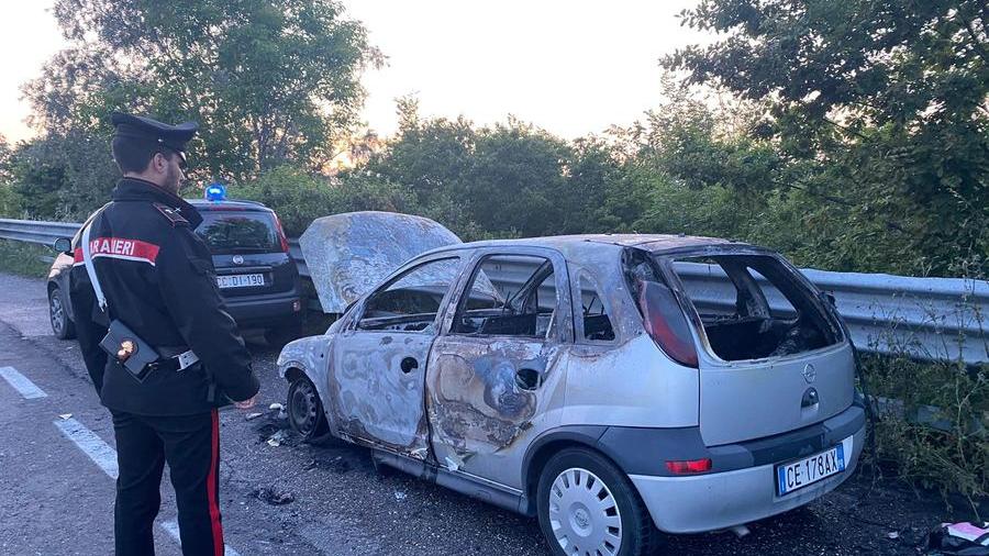 Auto in fiamme sulla Cispadana a Brescello