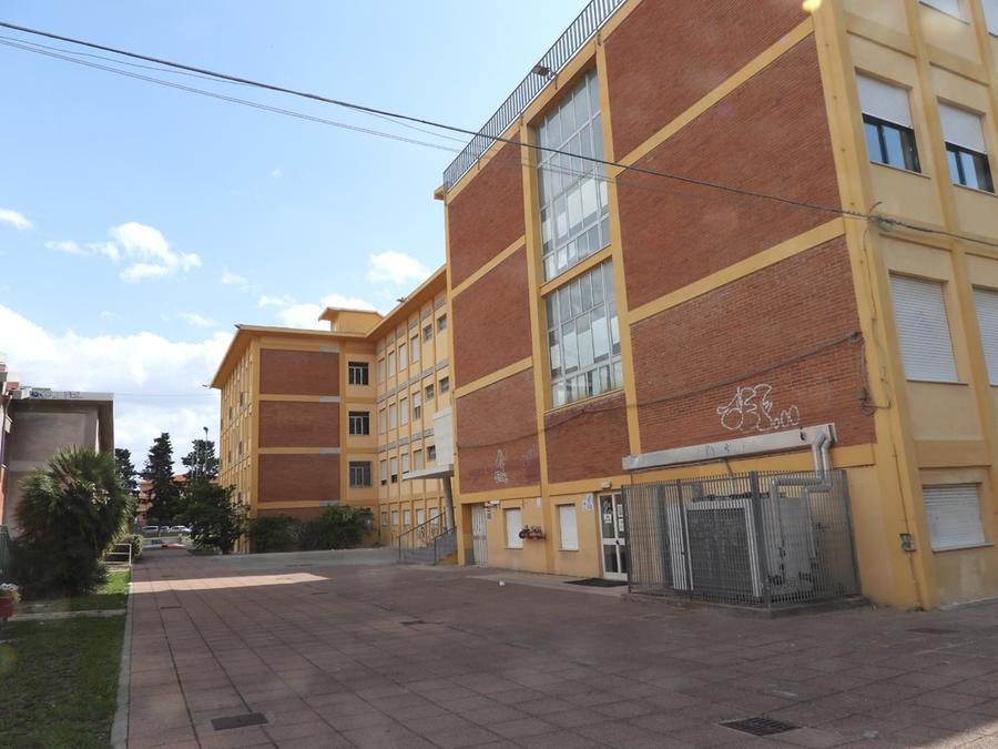 
	L'edificio scolastico ex&nbsp;tecnico Mossa in cui sono presenti sezioni staccate dell'istituto magistrale Benedetto Croce

