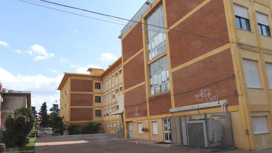 
	L&#39;edificio scolastico ex&nbsp;tecnico Mossa in cui sono presenti sezioni staccate dell&#39;istituto magistrale Benedetto Croce

