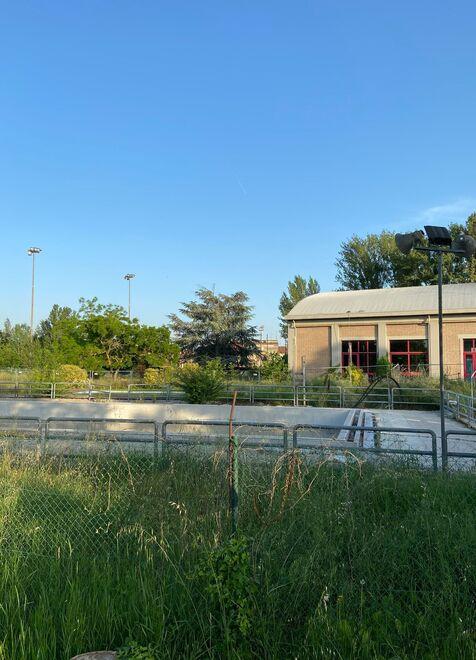 Finale. Bordate sul Comune: «Piscina ancora chiusa, ora basta. Fate qualcosa» 