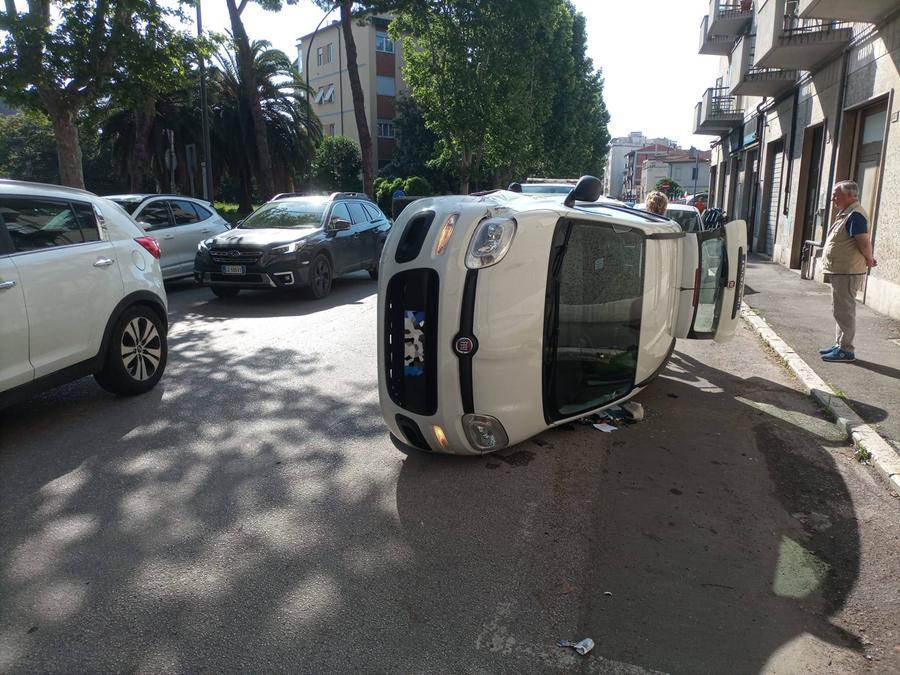 Grosseto, auto ribaltata sul fianco in via Fabio Massimo