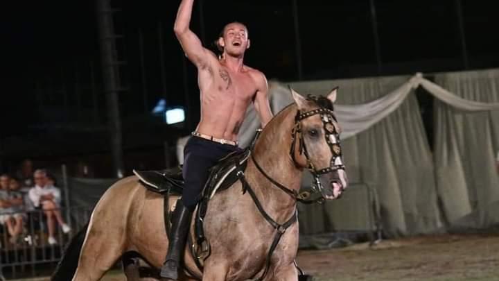 Thomas, il cavaliere acrobata di San Vincenzo nel videoclip di Paola e Chiara: i segreti di un successo