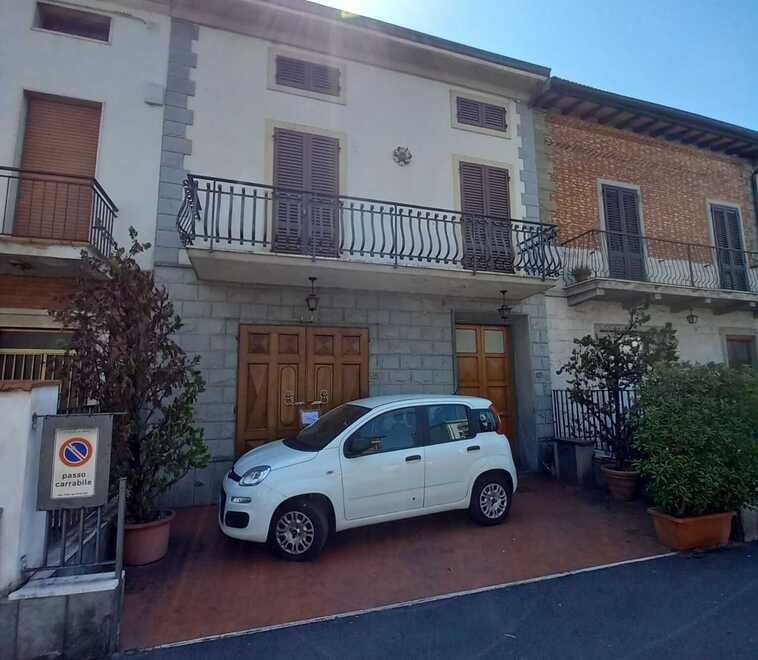 Prato, anziano accoltella la moglie: chiama la polizia per denunciarsi ma non sa spiegare perché l’ha fatto
