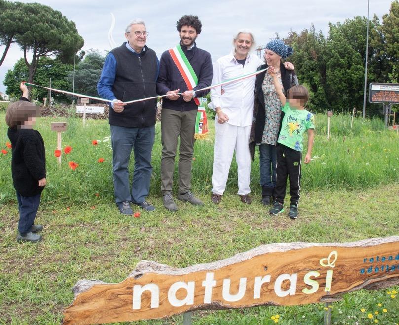 Empoli, sculture e piante officinali nella rotatoria “adottata”: ecco come funziona