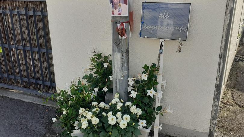 Viareggio, rubava i fiori in memoria di Ale Cecchi, morto a 27 anni: scoperta