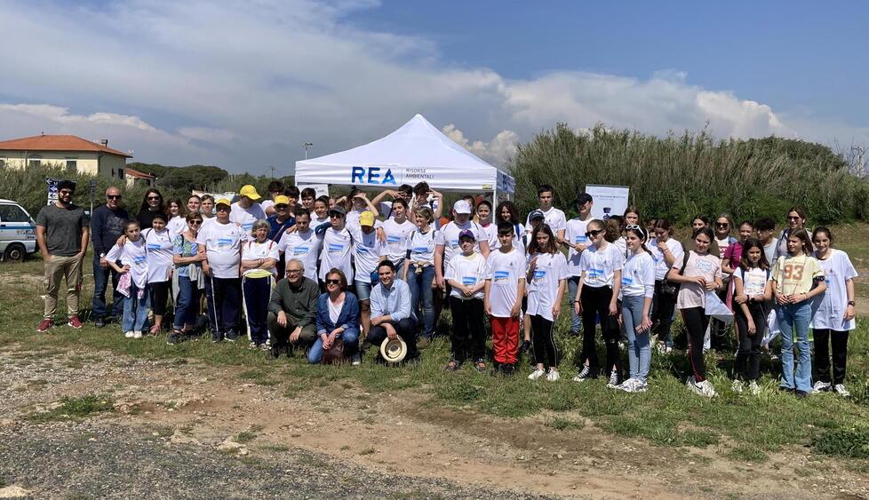 Rosignano, tutti insieme a pulire la spiaggia: studenti e cittadini danno l’esempio