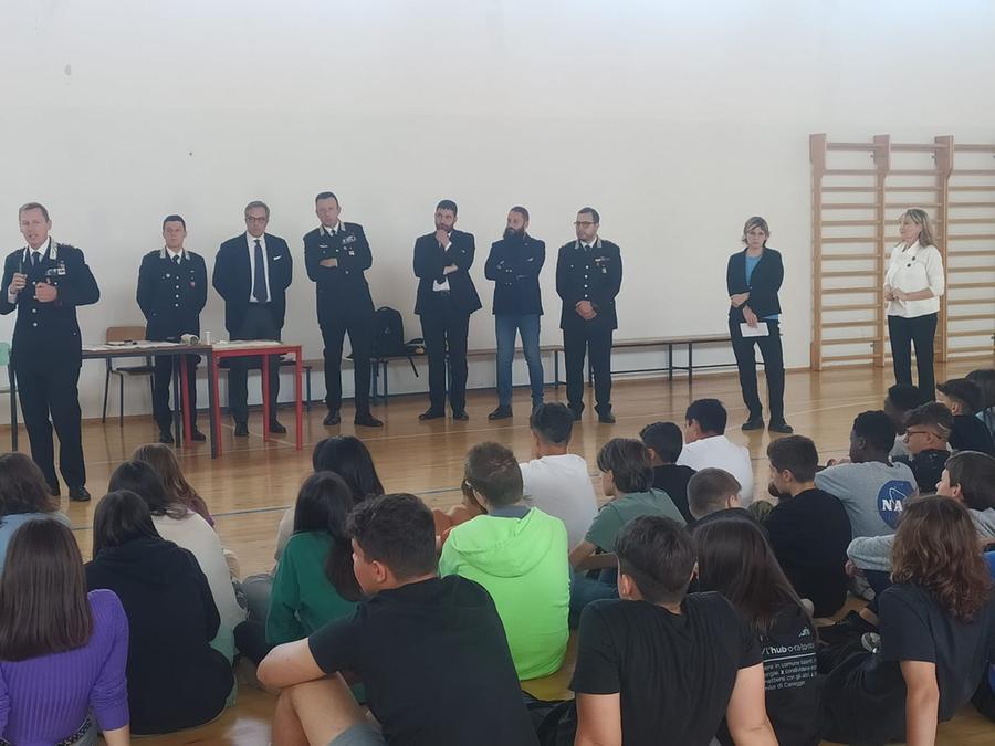Gli studenti a lezione di legalità con i carabinieri