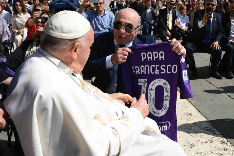 Commisso vede Papa Francesco e gli dona una maglia della Fiorentina col numero 10