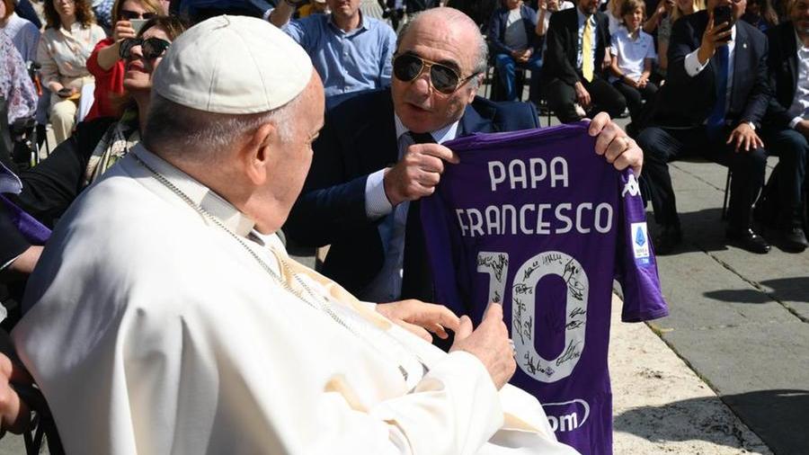 Commisso vede Papa Francesco e gli dona una maglia della Fiorentina col numero 10
