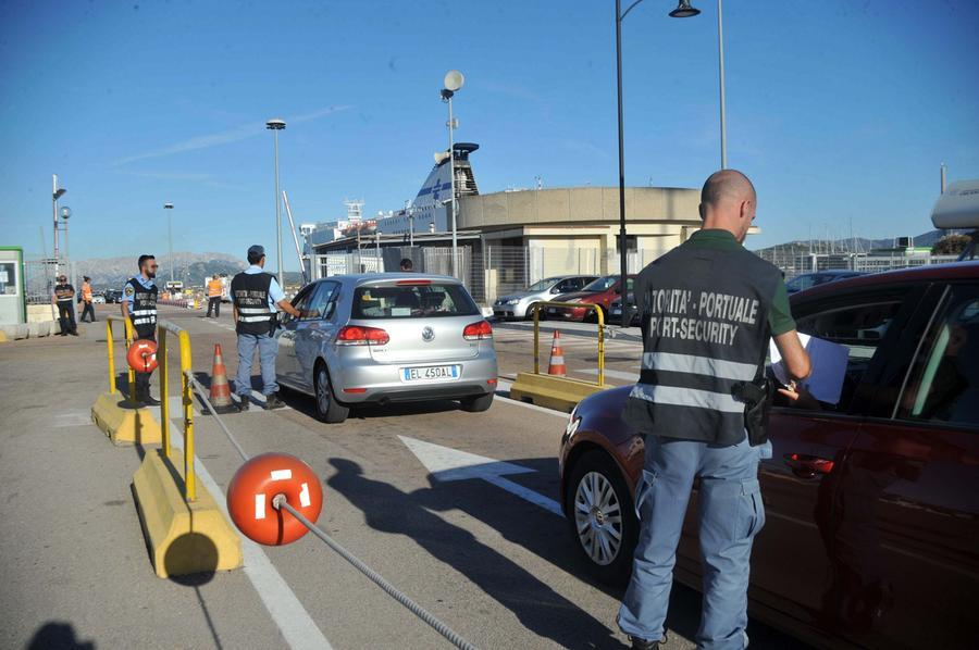 
	Controlli su auto e passeggeri al porto di Olbia

