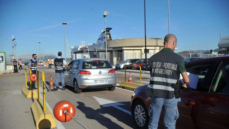 
	Controlli su auto e passeggeri al porto di Olbia

