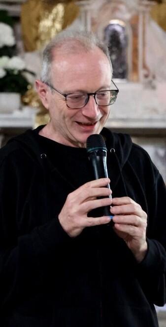 Don Francesco, un ingegnere diventa parroco a Marina di Pisa