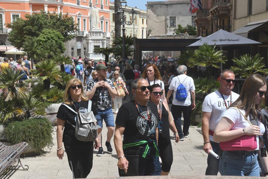 
	I turisti in piazza Eleonora a Oristano

