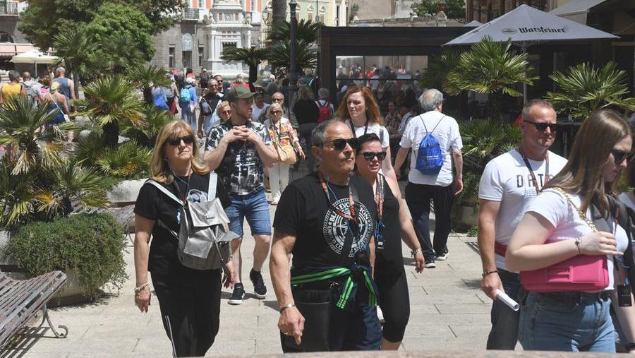 
	I turisti in piazza Eleonora a Oristano

