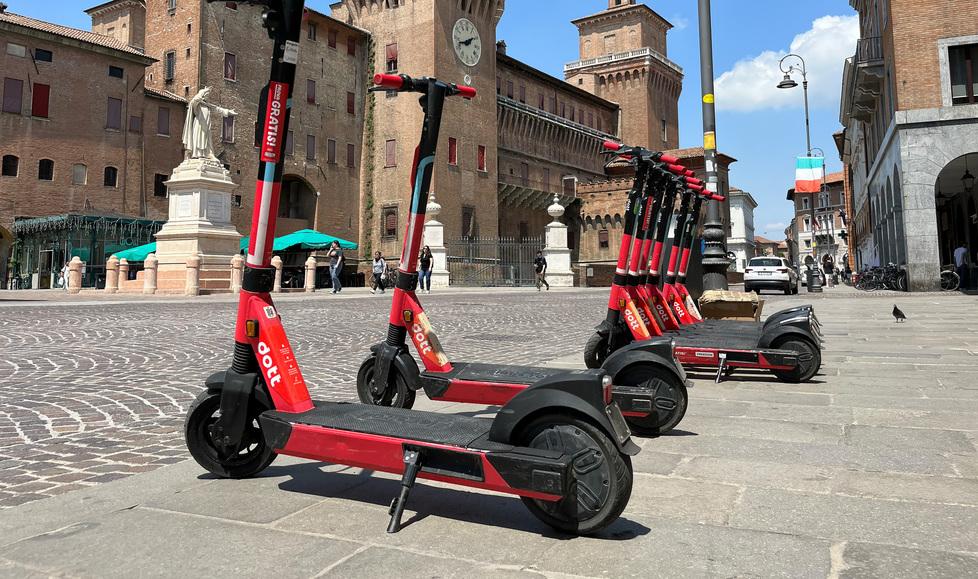 Ferrara, investita sul monopattino. È grave a Cona, l’autista fugge