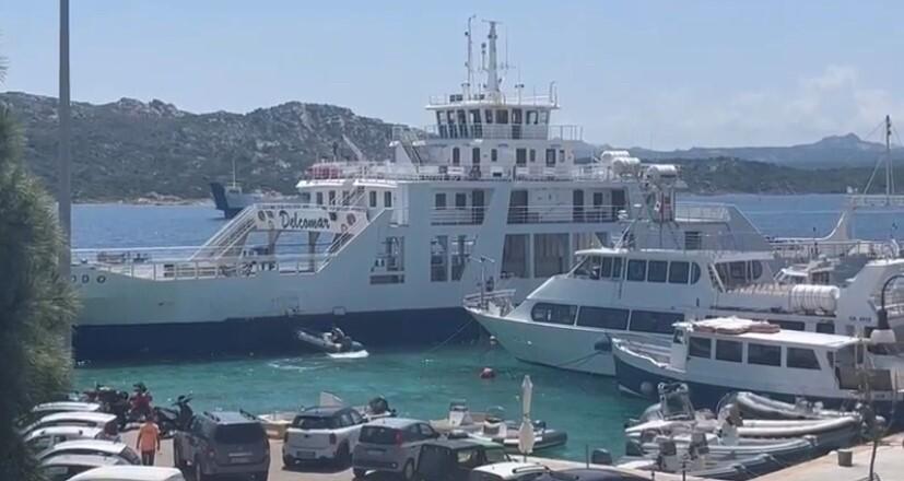 La Maddalena, il traghetto Delcomar rischia di finire sui barconi dei turisti