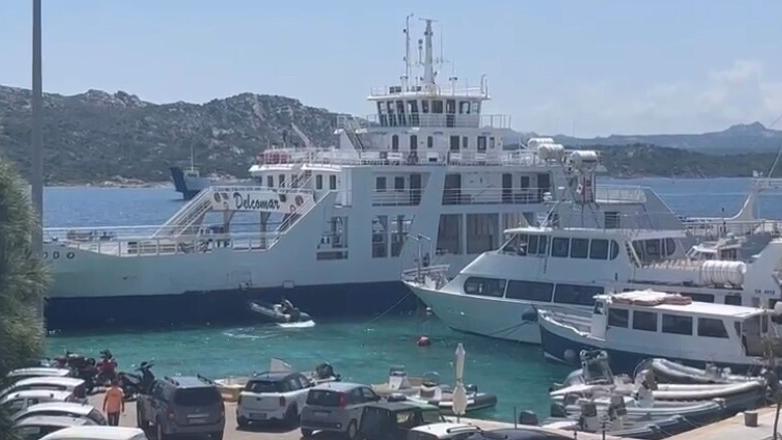 La Maddalena, il traghetto Delcomar rischia di finire sui barconi dei turisti
