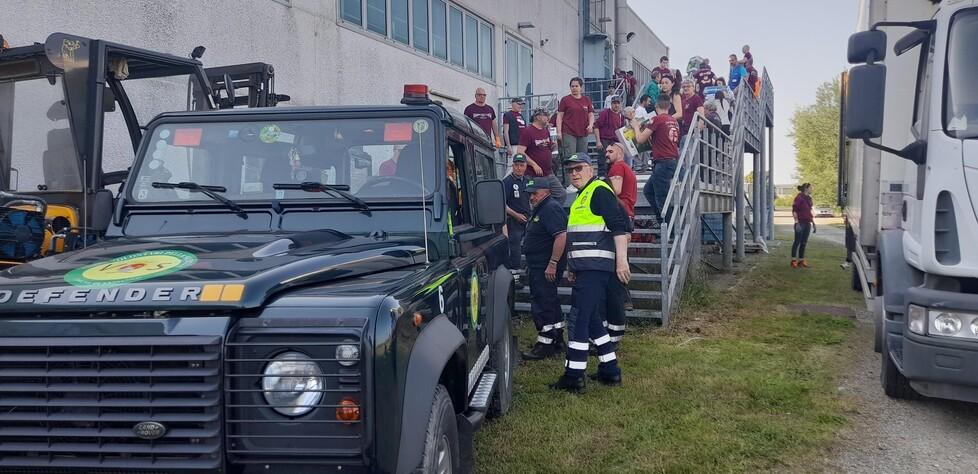 I tifosi reggiani a spalare tra gli angeli del fango con chi ha perso tutto