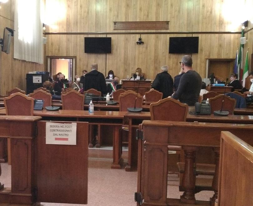 Ferrara, morì cadendo dal balcone: il collega di lavoro patteggia