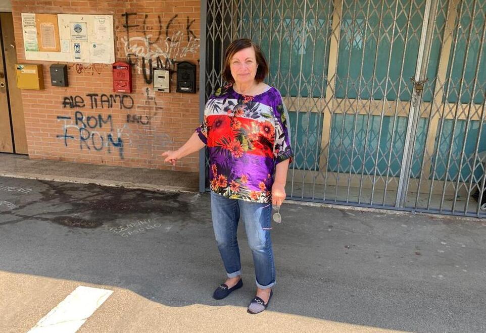 Grosseto, gettano benzina nel giaciglio del clochard: i volontari degli “ultimi” sotto choc – Video