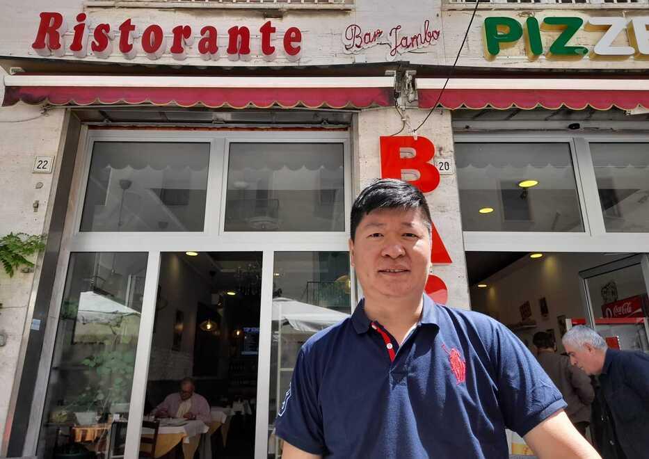 Livorno, l’imprenditore cinese re dei bar: «Noi abbiamo voglia di lavorare, i livornesi invece pensano al mare»