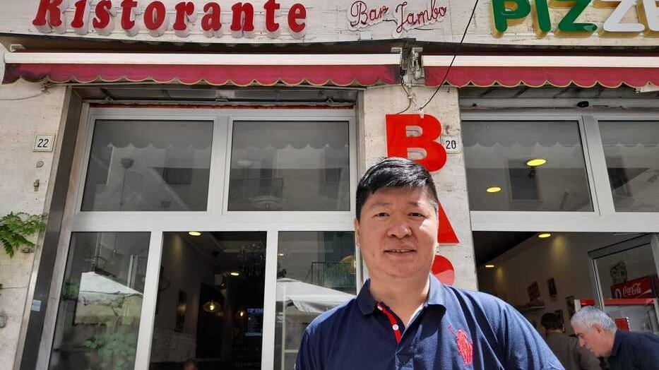 Livorno, l’imprenditore cinese re dei bar: «Noi abbiamo voglia di lavorare, i livornesi invece pensano al mare»