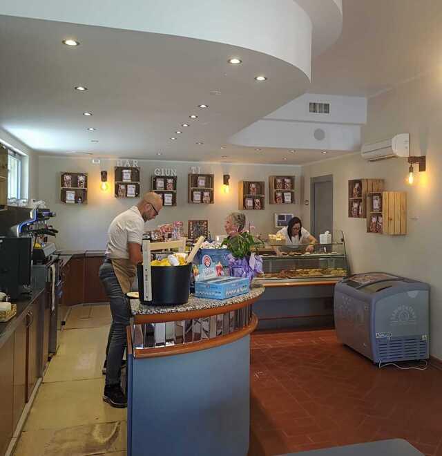 Quarrata, rinasce lo storico bar Giuntini: «Lo dovevo ai miei genitori»