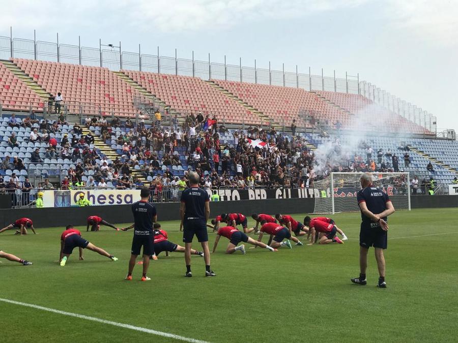 
	I tifosi assiepati in curva Nord davanti ai giocatori che si allenano (foto mario rosas)

