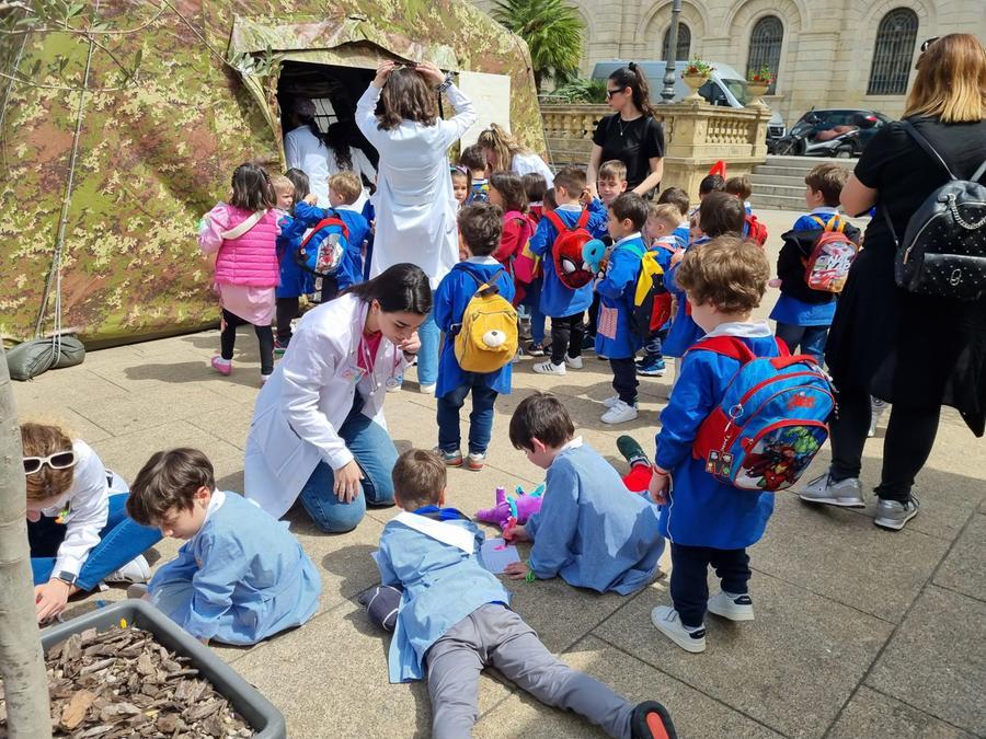 Sassari, centinaia di bambini prendono d’assalto l’«Ospedale dei Pupazzi» in piazza d’Italia