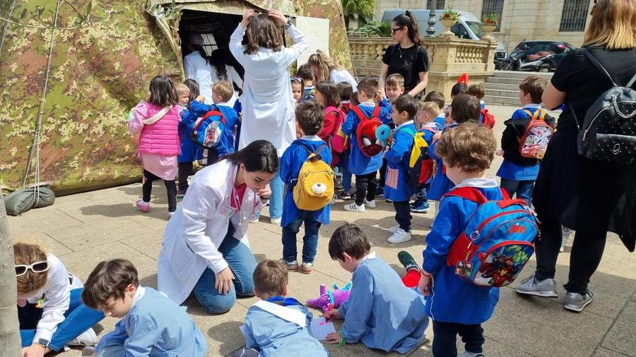 Sassari, centinaia di bambini prendono d’assalto l’«Ospedale dei Pupazzi» in piazza d’Italia