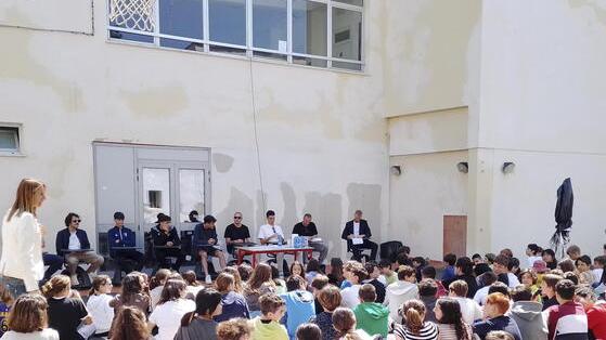 Il calcio e i sogni per andare lontano. Lezione dei campioni a San Simone