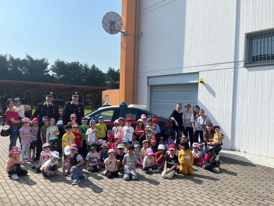I bambini della materna fanno visita ai carabinieri