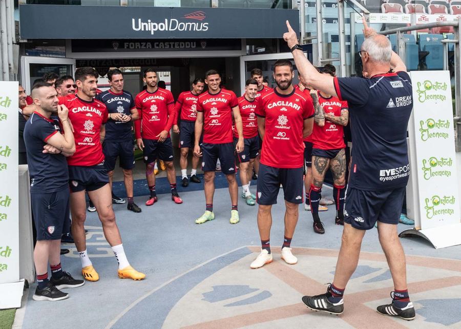 
	Ranieri e i giocatori prima dell'allenamento di stamane (foto mario rosas)

